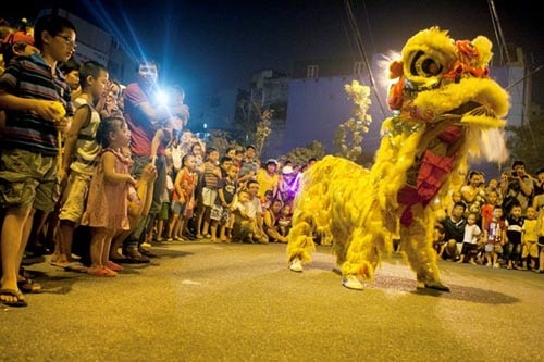 Múa lân biến tướng 